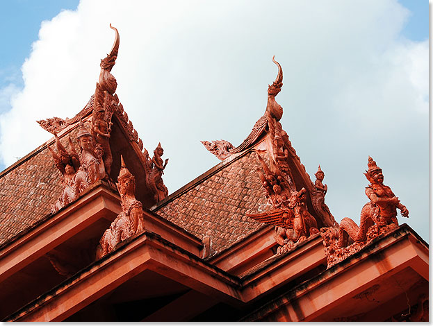 Innen wie auen und sogar auf dem Dach ist die buddhistische Tempelhalle reich mit figrlichen Motiven aus der Mythologie verziert.