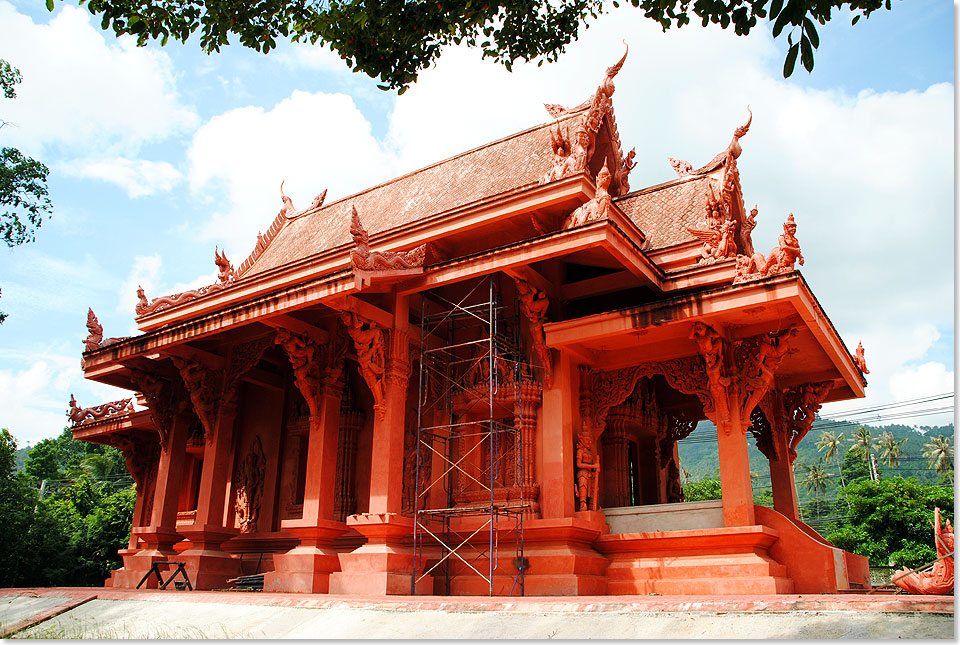 Die neu erbaute Andachtshalle des Wat Sila Ngu liegt direkt an der Ringstrae von Koh Samui. 