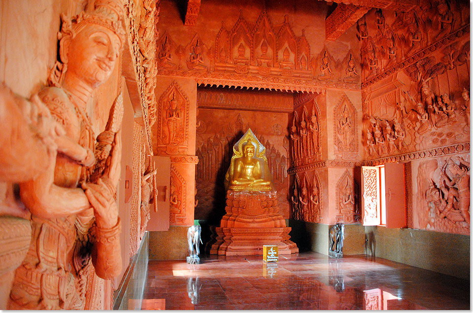 Der Innenraum der prunkvollen Halle wird von einer sitzenden, goldenen Buddhastatue beherrscht und dient zur Meditation. 