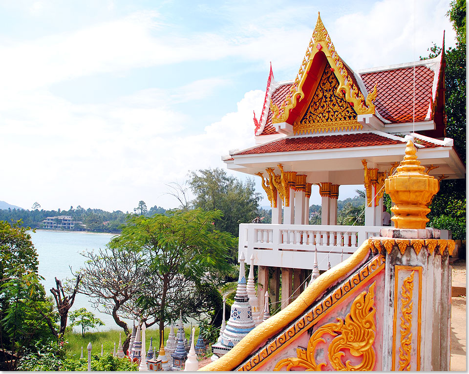 Von dieser offenen Andachtshalle des Wat Sila Ngu geniet man einen herrlichen Blick auf den Strand und den Golf von Thailand.   