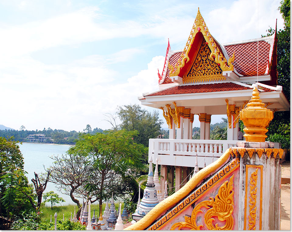 Von dieser offenen Andachtshalle des Wat Sila Ngu geniet man einen herrlichen Blick auf den Strand und den Golf von Thailand.   