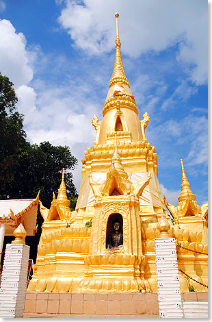 Gleich daneben steht die goldenen Pagode des Wat 