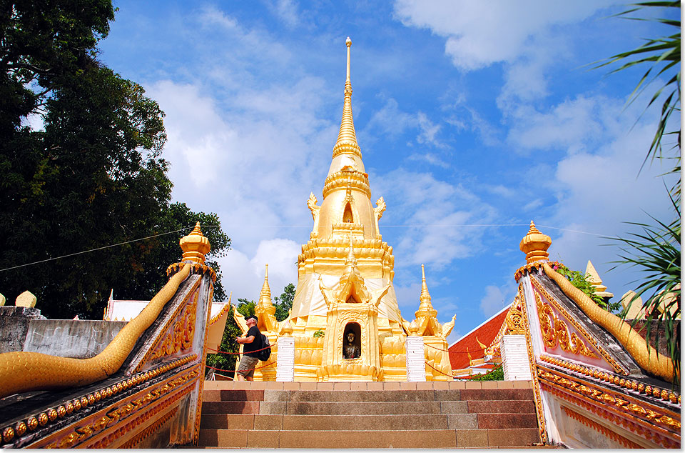 Diese goldene Pagode, die angeblich eine Reliquie Buddhas hten soll, bildet das Zentrum des Wat Sila Ngu, einer beliebten Tempelanlage sdlich von Lamai an der Ostkste der Insel Koh Samui.