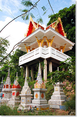 Die prchtigen Grabsteine dort ahmen die Form der Pagode nach.