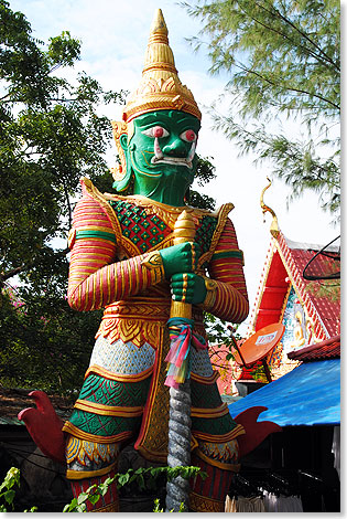 Sowohl im Hinduismus als auch im Buddhismus spielen Wchter eine groe Rolle. Dieser hier bewacht den Big Buddha im Wat Phra Yai. 