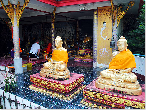 Zahlreiche offene Tempelhallen laden Wat Phra Yai zum Beten und Meditieren ein. 
