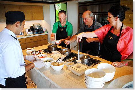 Auch wenn es lngst nicht so gut schmeckt und aussieht wie vom preisgekrnten Kchenchef Konrad Inghelram (im Bild einer seiner Mitarbeiter): thailndisch kochen kann man lernen. Petra, Norbert und Carsten habens mit Erfolg probiert. 