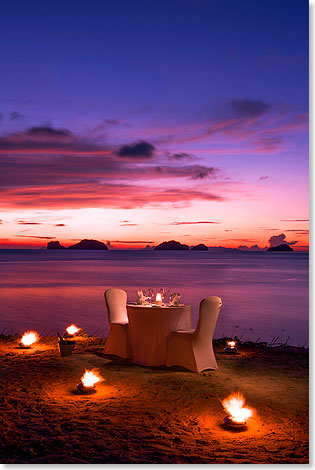 Auf Bestellung wird das Dinner am Strand serviert. Besonders beliebt ist dieses Destination Dining bei Jungvermhlten und allen, die es werden wollen. Das Conrad Koh Samui ist ein begehrter Platz fr Heiratsantrge und Hochzeiten.  
