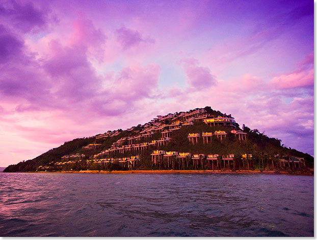 Wer seinen Sundowner bei einem Bootstrip auf dem Golf von Thailand geniet, bekommt diesen wundervollen Blick auf das Conrad und Koh Samui gratis dazu. 