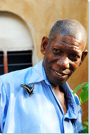 Edmund Karisa ist der Herr der Falter. Der Biologe leitet das Kipepeo-Projekt in Gede, die wohl bekannteste Schmetterlingsfarm im Arabuko-Sokoke-Wald. Weitere dort gefrderte Projekte sind kotourismus, Imkerei und Pilzzucht, Heilpflanzenanbau und Baumschulen