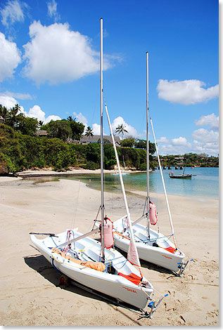 Vom Hotel Mnarani Beach Club sind es nur wenige Schritte bis zum feinsandigen Strand des Kilifi Creek, wo viele kleine Segelboote vor Anker liegen.