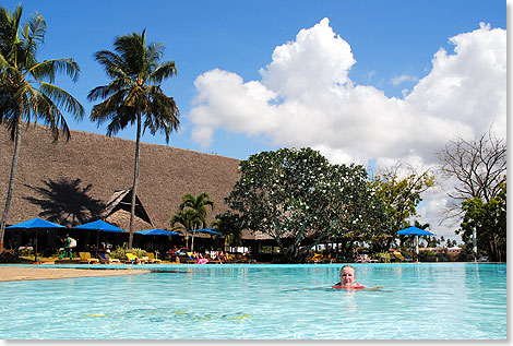 Fr ausgiebige Badefreuden bietet sich  eine Etage ber dem Strand  gelegen  ebenso der groe Pool des Mnarani Beach Club an.