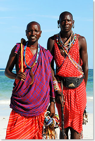 Diese beiden Massai-Mnner in Diana Beach sind fliegende Schmuckhndler, die sich obendrein hervorragend als Fotomodelle eignen.