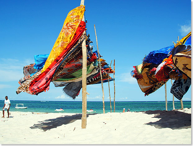 Ein 600 Meter langer sonniger Badestrand am Indischen Ozean ist der ideale Platz, einen erlebnisreichen Urlaub noch einmal Revue passieren zu lassen und Energie fr den Alltag zu tanken. Wer seinen Sonnenschutz vergessen hat, findet Hilfe direkt am Strand: Die leichten Baumwolltcher lassen sich universell gegen Sonnenbrand einsetzen.