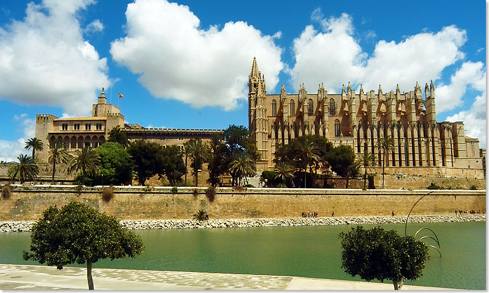 Der Palacio de la Almudaina und die Kathedrale La Seu in Palma de Mallorca. 