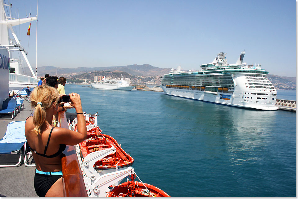 Auch der Hafen von Malaga hat gewaltige Summen in neue Kais und Terminals investiert, um mehrere groe Kreuzfahrtschiffe gleichzeitig aufnehmen zu knnen  hier
die CORAL (vorne links), BOUDICCA und INDEPENDENCE OF THE SEAS (rechts).