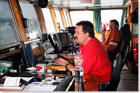 Die Kapitne Willem (vorn) und Bernd Blanck auf der Brcke.