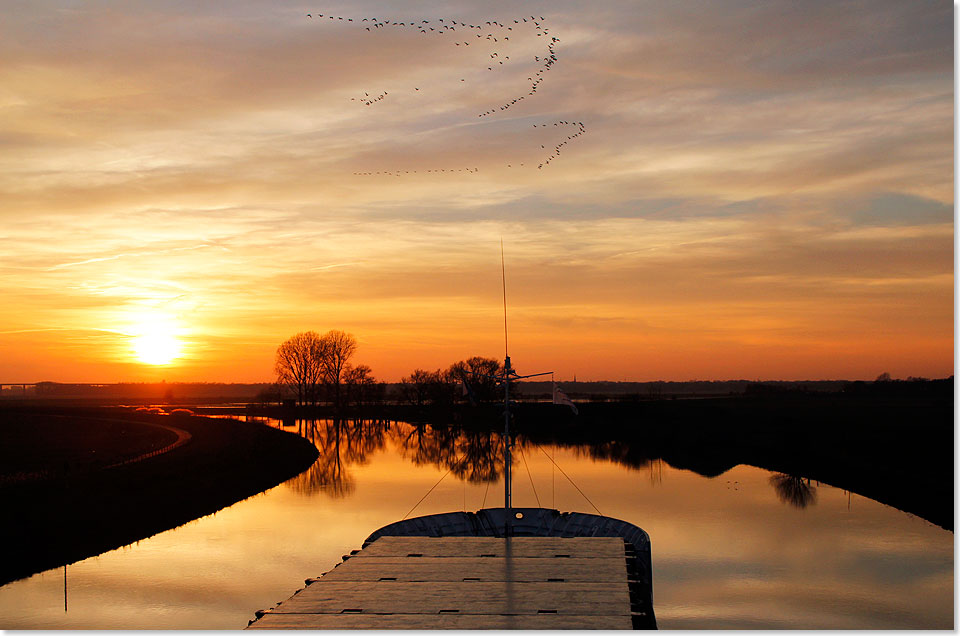 Foto: Dr. Peer Schmidt-Walther, Stralsund Der Sonnenuntergang vergoldet die Hunte vor Oldenburg.