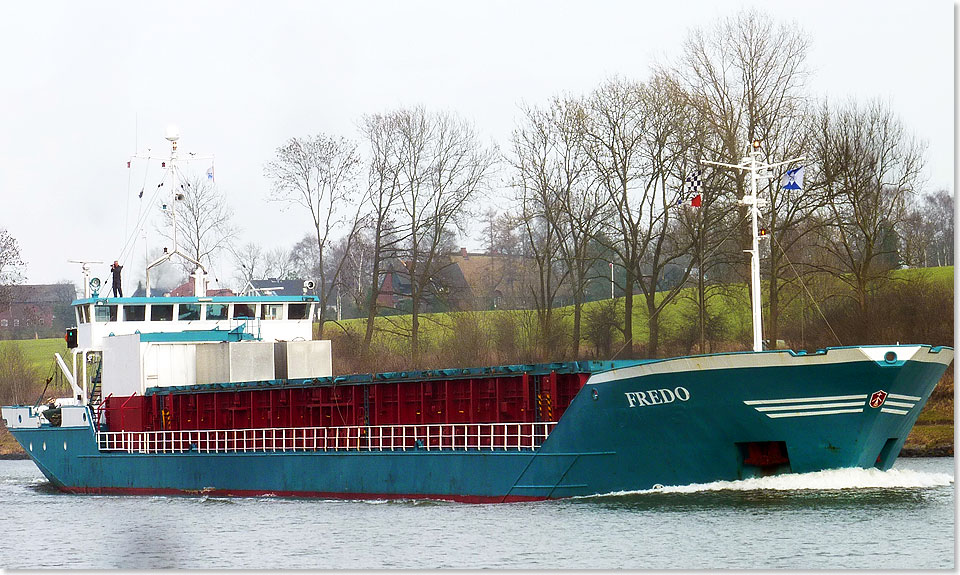 Die FREDO unterwegs im Nord Ostsee Kanal. Der Autor fotografiert vom Peildeck aus.