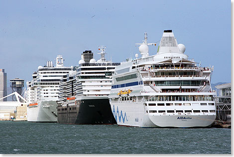 Im Hafen von Barcelona gehren Mehrfachanlufe groer Kreuzfahrtschiffe seit Jahren zum gewohnten Bild  hier die MSC FANTASIA, NOORDAM und AIDAvita. 