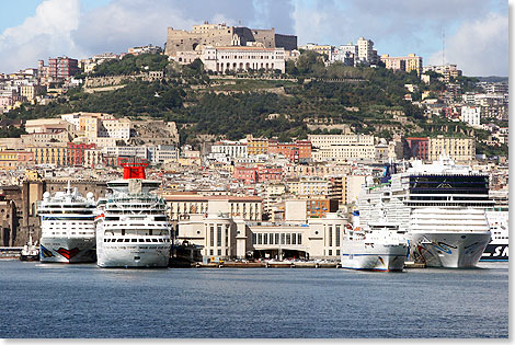 Im Hafen von Neapel ist Platz fr groe und kleine Passagierschiffe aller Art  hier die SOVEREIGN und die NORWEGIAN EPIC zwischen den Fhrschiffen LAURANA und SNAV SARDEGNA. 