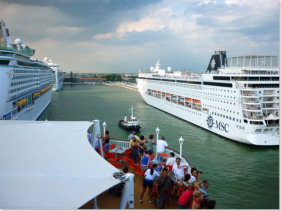 Foto: Kai Ortel, Berlin Bald ein Bild vergangener Tage: Stelldichein der Mega-Kreuzfahrtschiffe im Hafen von Venedig – hier die VOYAGER OF THE SEAS, RUBY PRINCESS, MSC ARMONIA und NORWEGIAN JADE.