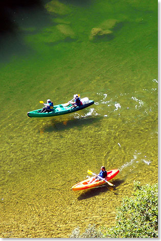 Die Paddelboote schweben in den klaren Wassern der Ardeche ber ihren eigenen Schatten. 