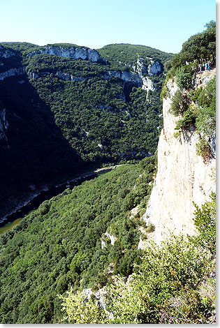 Schmal scheint die Ardeche aus solcher Hhe betrachtet. Der friedliche Fluss kann binnen Stunden zu einem reienden Wildwasser werden. 