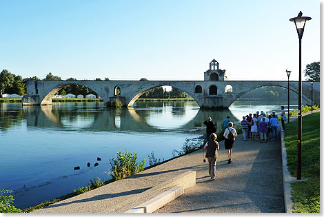 Sur le pont dAvignon  Die Brcke aus dem weltweit bekannten Lied besteht nur noch aus drei Bgen und berspannt die Rhone nicht mehr ganz. 