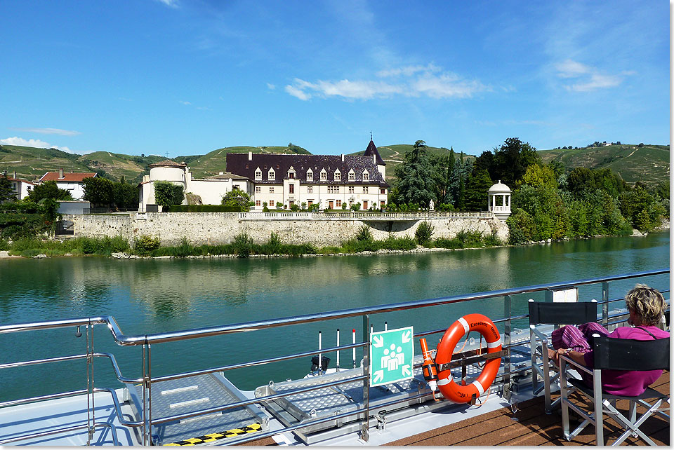 Schloss an der Rhone inmitten der Weinberge bei Lyon.