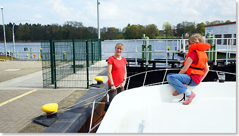 Und die Mannschaft  genauer Frauenschaft  ist gut gebt, wie man das Boot in der Schleuse sichert.