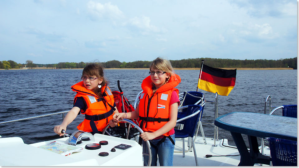 Die groen Schwestern sind schon recht gebt im Umgang mit Ruder und Fahrhebel.