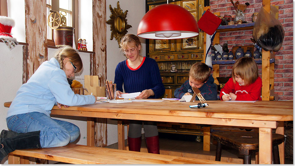 Im Weihnachtsmannhaus in Himmelpfort, direkt gegenber der Schleuse. Im Dezember wird der Weihnachtsmann die hier geschriebenen Briefe beantworten. 