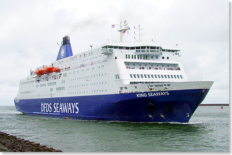 Schottlandreisende gehen in Amsterdam-IJmuiden auf die DFDS Seaways Fhre KING SEAWAYS ...