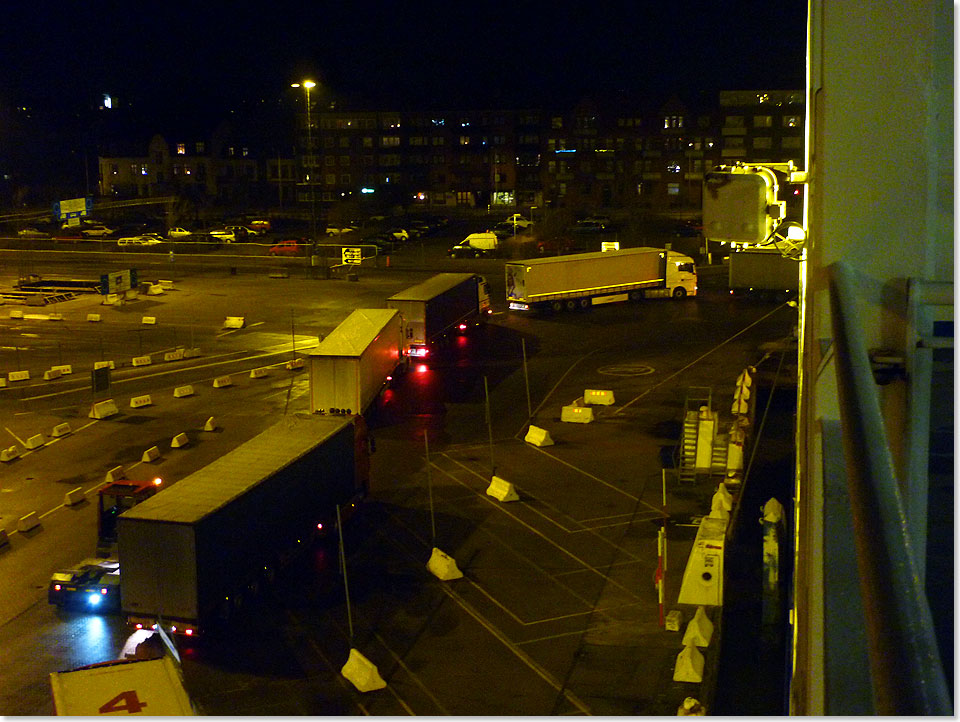 Lange LKW-Schlagen sorgen dafr, dass sich die 23:30 Uhr-Abfahrt der NILS DACKE nach Swinoujscie um fast 45 Minuten verzgert. 