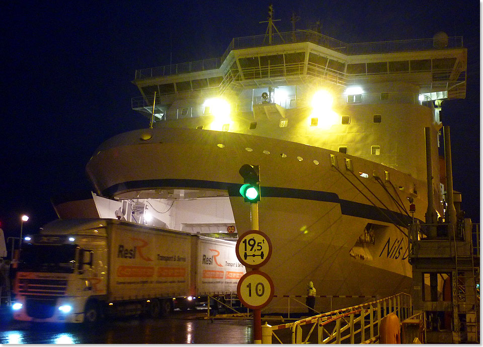 Frh am Morgen verlassen die ersten Lkw in Swinoujscie das Schiff.