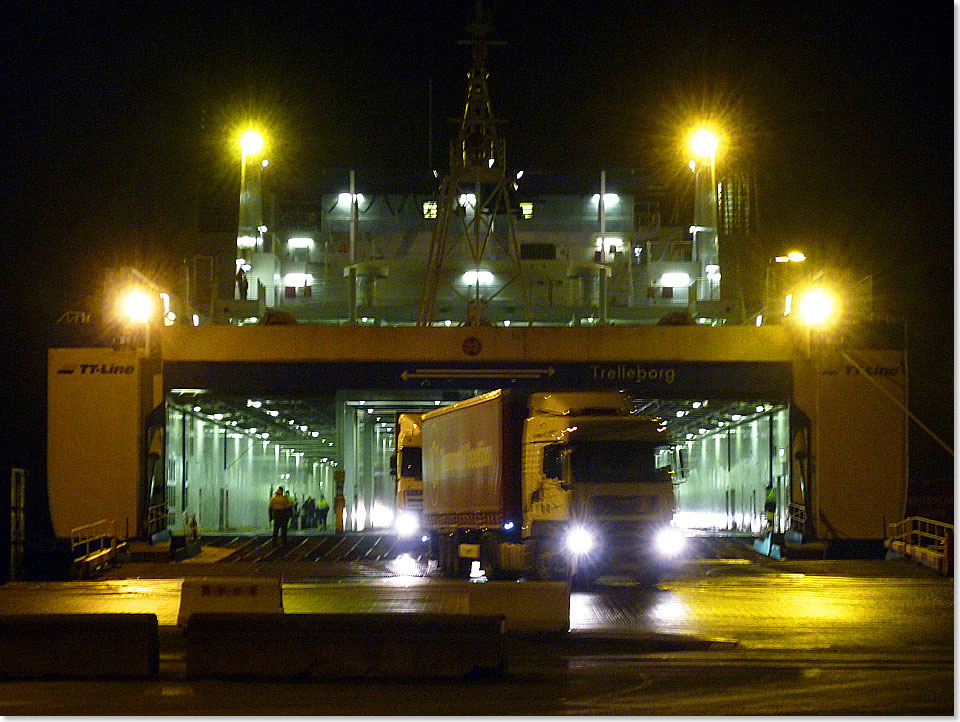 Im Hafen von Trelleborg wird die NILS DACKE ber das Heck entladen. 