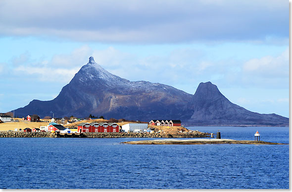Zwischen Narvik und Andalsnes am Polarkreis – bunte Fischerhuser vor schroffer Bergkulisse.