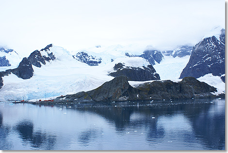 Die argentinische Station Almirante Brown in der Paradiesbucht. Wer hier an Land geht, betritt das antarktische Festland und bekommt vom Kapitn eine Urkunde.