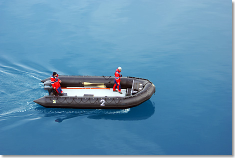 Ein Zodiac in der Paradiesbucht. Damit werden die Anlandungen und spannende Exkursionen ins Eis durchgefhrt.