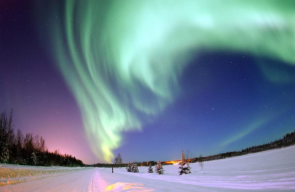  Dieses exzellente Foto eines Polarlichts wurde am 16. Oktober 2006 von Airman Joshua Strang in Alaska aufgenommen und es war Picture of the Year 2006 bei GFDL Wikipedia. 