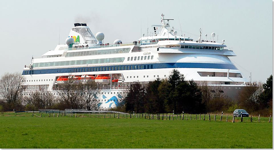 Am Nord-Ostsee-Kanal. Aus einiger Entfernung sieht es so aus, als wrde das Kreuzfahrtschiff  hier die AIDAcara  auf der Weide stehen. Doch es passiert den Kanal.