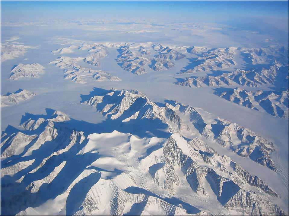 Der letzte Blick aus dem Flieger fllt auf ein unberhrtes Wunderland aus Bergen in Schnee und Eis. Auf Wiedersehen Grnland