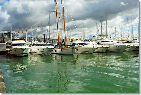 43 Hafenanlagen mit 14.280 Liegepltzen gibt es auf Mallorca, der grte und bedeutendste ist der Yachthafen von Palma.