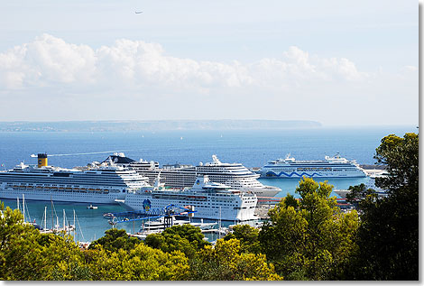 Zwischen Mai und September luft ein Kreuzfahrtschiff ums andere den Hafen an.  2010 waren es allein in Palma 559 Schiffe mit 1,3 Millionen Passagieren.
