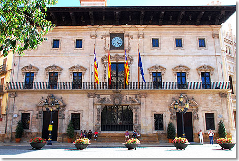 Eine barocke Schnheit mitten in der Stadt: Das Rathaus  Ajuntament de Palma de Mallorca.
