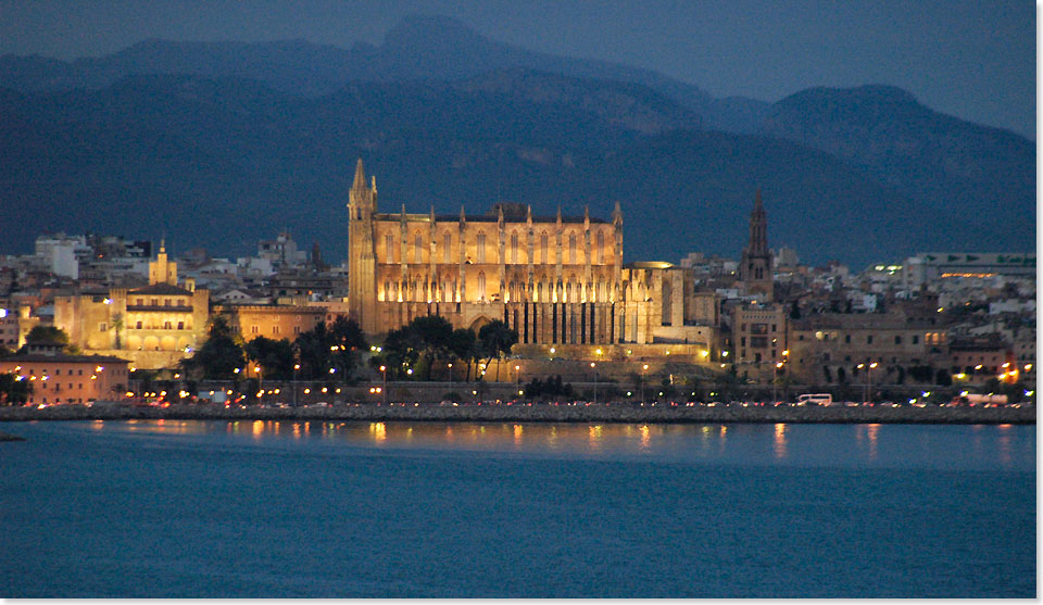  Almudaina-Palast und Kathedrale La Seu bei Nacht.
