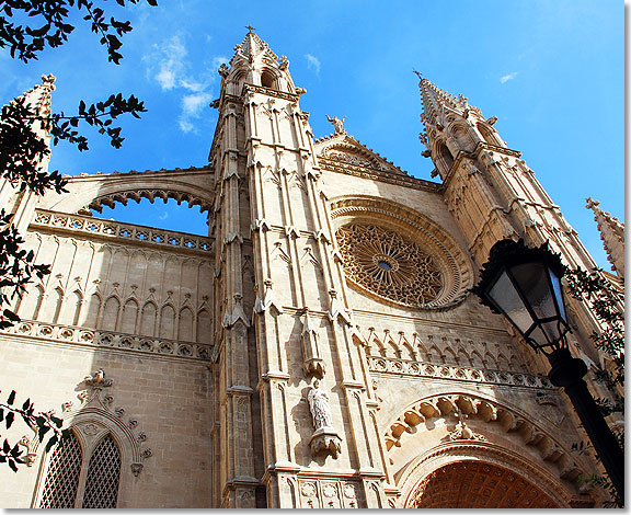  Die prchtige Portal Mirador-Seite der Kathedrale La Seu. ber dem Portal sieht man die Rosette, die
man sich unbedingt von innen anschauen sollte.