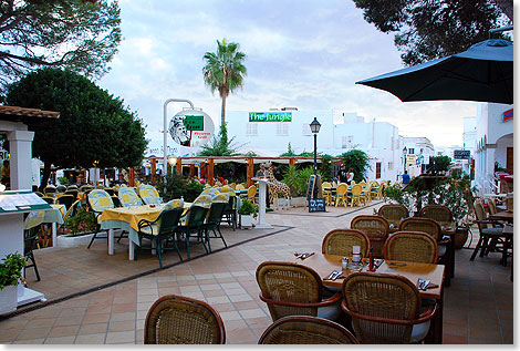 Ein Restaurant reiht sich in der Fugngerzone von Cala dOr an das andere.
