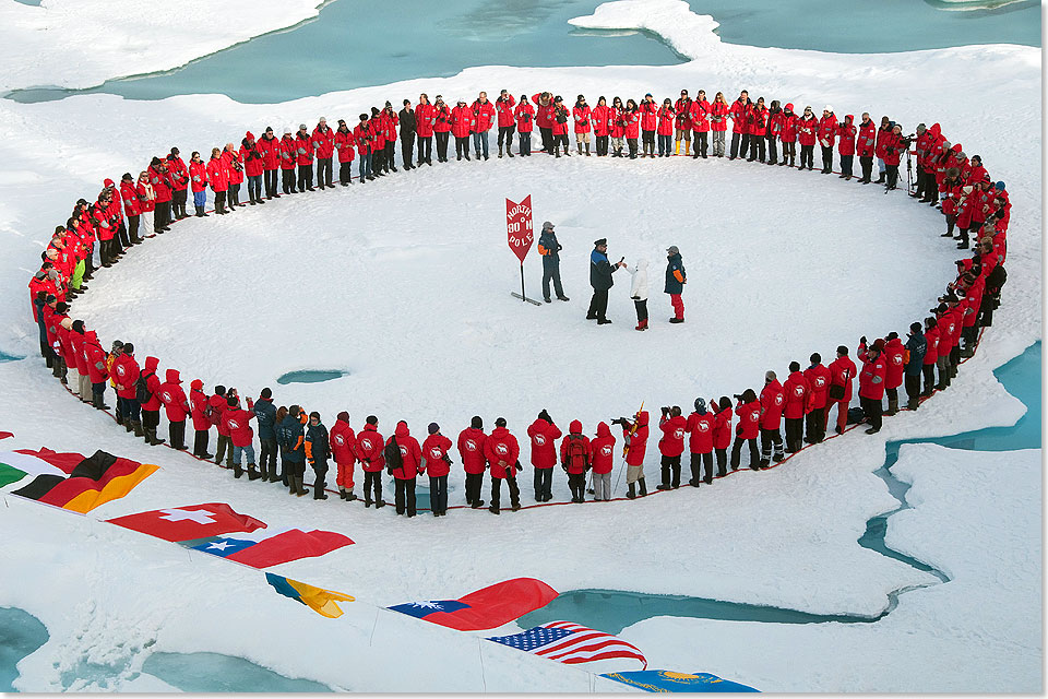 Die Passagiere bilden einen Polar-Zirkel um den Nordpol herum.